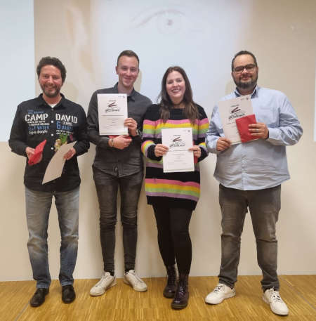 ei der Preisverleihung (von links nach rechts): Klassenlehrer Carsten Müller, Robin Kutyniok, Ann-Christin Comes und Jassim El-Meligi.